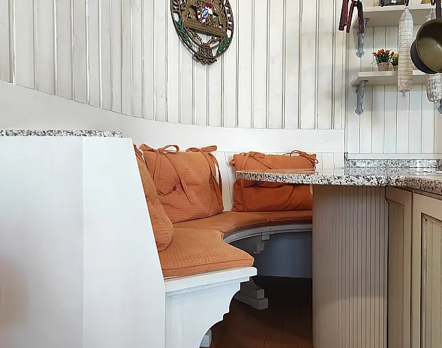Küche im Landhausstil mit besonderer Sitzecke