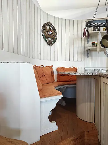 Küche im Landhausstil mit besonderer Sitzecke