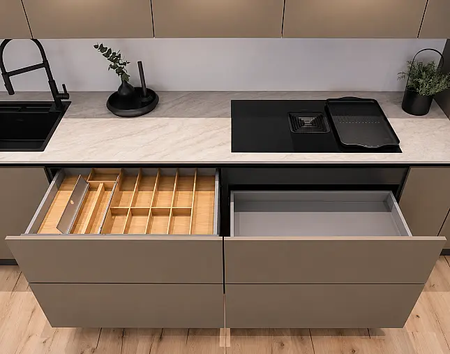 TOP-MIELE-GERÄTEAUSSTATTUNG mit Backofen, Dampfbackofen und Kaffeevollautomat! berbel Muldenlüfter mit permalyt-Filter &amp; Induktionskochfeld! Komfortabel höher platzierter Geschirrspüler! Weinklimaschrank &amp; großer Kühlschrank mit 4-Sterne-Gefrierfach!