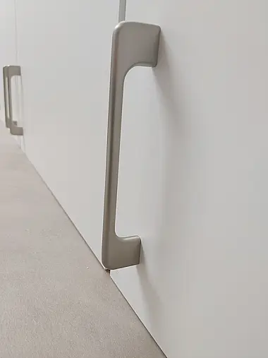 Große Ausstellungsküche/ Front: weiß matt/ Nr. 400