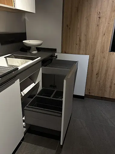 Elegante Küche mit Kochinsel, hochwertiger Quarzkomposit Arbeitsplatte + Zugangstür zu HWR