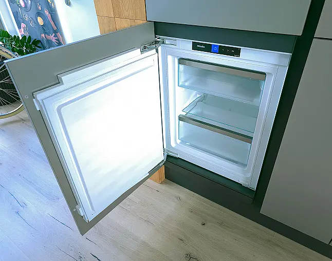 Miele Combi-Dampfgarer m. HydroClean + Backofen m. Kernthermometer, Klimagaren &amp; Pyrolyse + Kaffeeautomat + Wärmeschublade + Gefrierer + XL-Kühlschrank m. Frischschubladen + Geschirrspüler. berbel Muldenlüfter m. Indukt. &amp; permalyt. 2Zonen-Weinkühlschrank