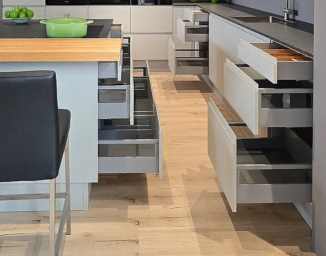 TOP GERÄTEAUSSTATTUNG! Pyrolyse-Backofen mit Kerntemperatursensor, Kombidampfgarer, Kaffeevollautomat, Wärmeschublade, berbel permalyt-Muldenlüfter mit Induktion, Kühlschrank mit Frische-Schubladen &amp; NoFrost-Gefrierer, 2-Zonen-Weinklimaschrank!