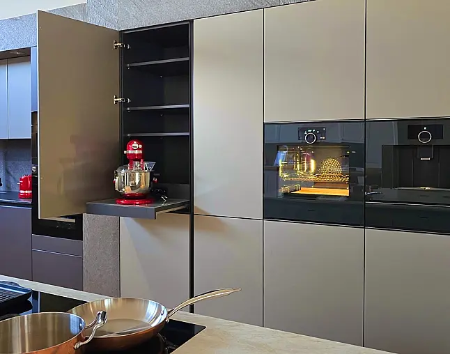 TOP-AKTUELLE HIGH-END GERÄTEAUSSTATTUNG VON GAGGENAU: Backofen mit 300°C -Backstein + separater Dampfbackofen (beide  mit Kerntemperatursensor) + Kaffeeautomat + Wärmeschublade + Vakuumierer! berbel Muldenlüfter mit Infinity-Kochfeld u. permalyt-Filter!