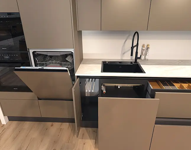 TOP-MIELE-GERÄTEAUSSTATTUNG mit Backofen, Dampfbackofen und Kaffeevollautomat! berbel Muldenlüfter mit permalyt-Filter &amp; Induktionskochfeld! Komfortabel höher platzierter Geschirrspüler! Weinklimaschrank &amp; großer Kühlschrank mit 4-Sterne-Gefrierfach!