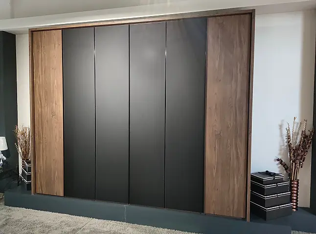 Drehtürenschrank