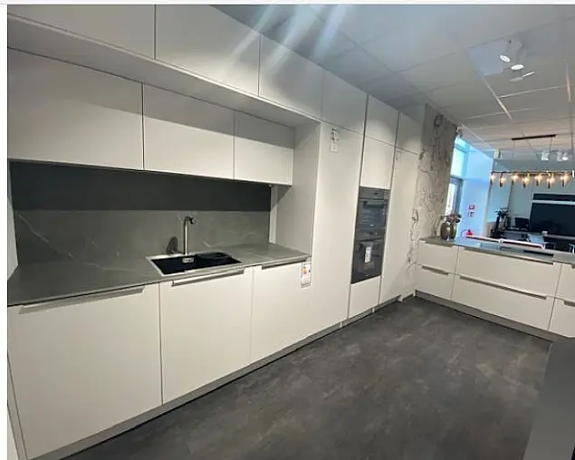 Zurückhaltende Küche in Laser Soft satin mit edler Griffleiste Metall edelstahlfarben, Backofen und Dampfgarer/W