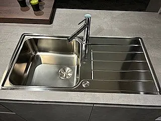 moderne L-Küche in Betonoptik grifflos