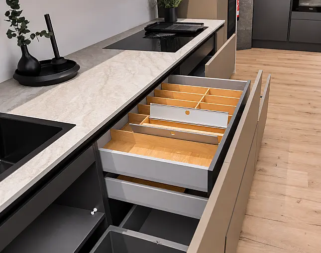 TOP-MIELE-GERÄTEAUSSTATTUNG mit Backofen, Dampfbackofen und Kaffeevollautomat! berbel Muldenlüfter mit permalyt-Filter &amp; Induktionskochfeld! Komfortabel höher platzierter Geschirrspüler! Weinklimaschrank &amp; großer Kühlschrank mit 4-Sterne-Gefrierfach!
