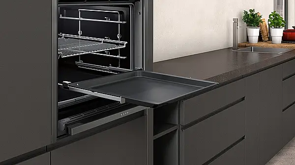 Einbau-Backofen mit Dampfunterstützung