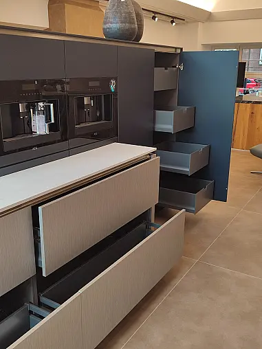 AV 2070 Metallic hell gebürstet Lacklaminat + AV6000 GL samt Blau Mattlack - Systemat Smart Architektur Design