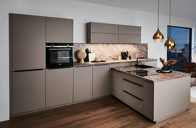 Edles Küchendesign mit dunkler Eleganz und hochwertiger Ausstattung