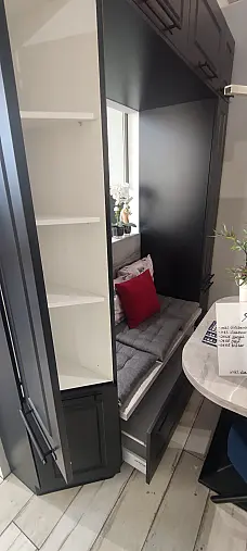 Landhausküche mit Sitzplatz und Sideboard