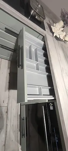 Landhausküche mit Sitzplatz und Sideboard