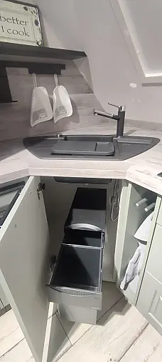 Landhausküche mit Sitzplatz und Sideboard