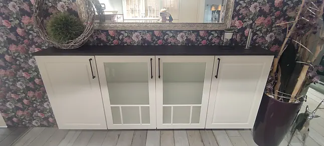 Landhausküche mit Sitzplatz und Sideboard