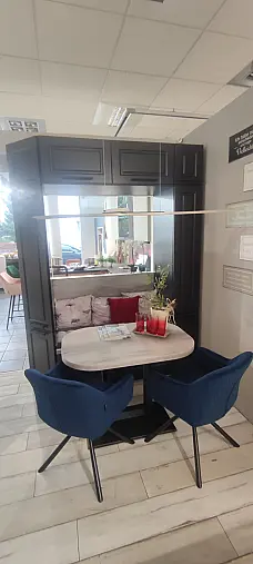 Landhausküche mit Sitzplatz und Sideboard