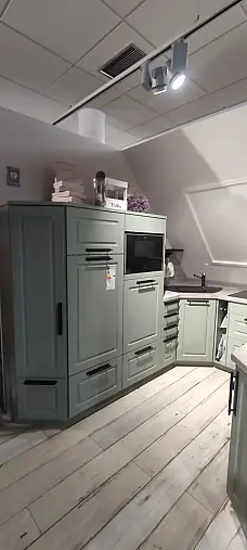 Landhausküche mit Sitzplatz und Sideboard