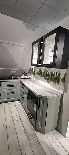 Landhausküche mit Sitzplatz und Sideboard