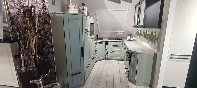 Landhausküche mit Sitzplatz und Sideboard
