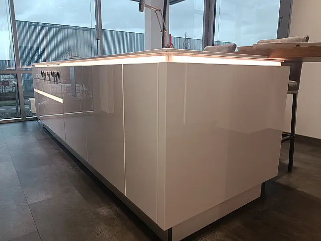 Stylische Küche in Hochglanz Arcticweiß mit Weinklimaschrank und Vitrinenschrank/W - Stark reduziert - Wir brauchen Platz!