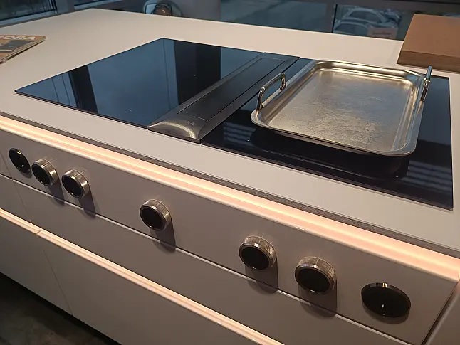 Stylische Küche in Hochglanz Arcticweiß mit Weinklimaschrank und Vitrinenschrank/W - Stark reduziert - Wir brauchen Platz!