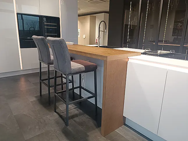 Stylische Küche in Hochglanz Arcticweiß mit Weinklimaschrank und Vitrinenschrank/W - Stark reduziert - Wir brauchen Platz!