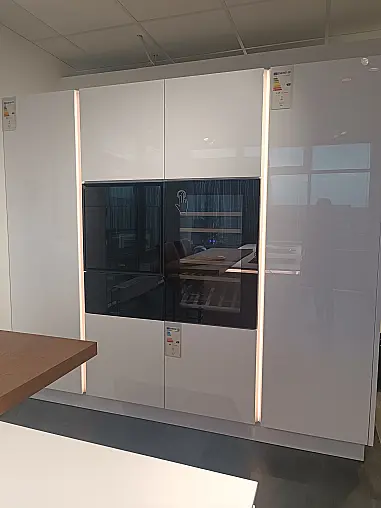 Stylische Küche in Hochglanz Arcticweiß mit Weinklimaschrank und Vitrinenschrank/W - Stark reduziert - Wir brauchen Platz!