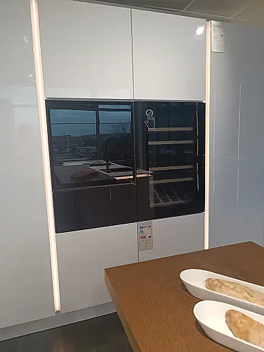 Stylische Küche in Hochglanz Arcticweiß mit Weinklimaschrank und Vitrinenschrank/W - Stark reduziert - Wir brauchen Platz!