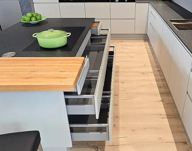 TOP GERÄTEAUSSTATTUNG! Pyrolyse-Backofen mit Kerntemperatursensor, Kombidampfgarer, Kaffeevollautomat, Wärmeschublade, berbel permalyt-Muldenlüfter mit Induktion, Kühlschrank mit Frische-Schubladen &amp; NoFrost-Gefrierer, 2-Zonen-Weinklimaschrank!