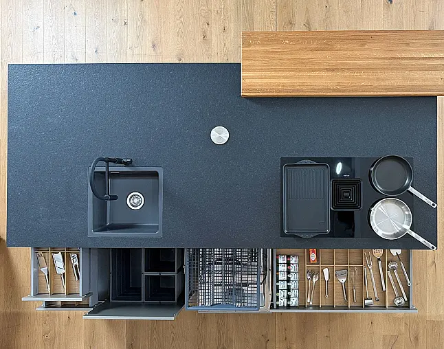 GAGGENAU-GERÄTE DER NEUESTEN GENERATION: Backofen mit Vollauszug&amp;Backstein + Kaffeevollautomat + Dampfbackofen + zwei Wärmeschubladen | Gaggenau-Vakuumierer möglich | 2-Zonen-Weinklimaschrank und neuester berbel Muldenlüfter mit permalyt-Filter