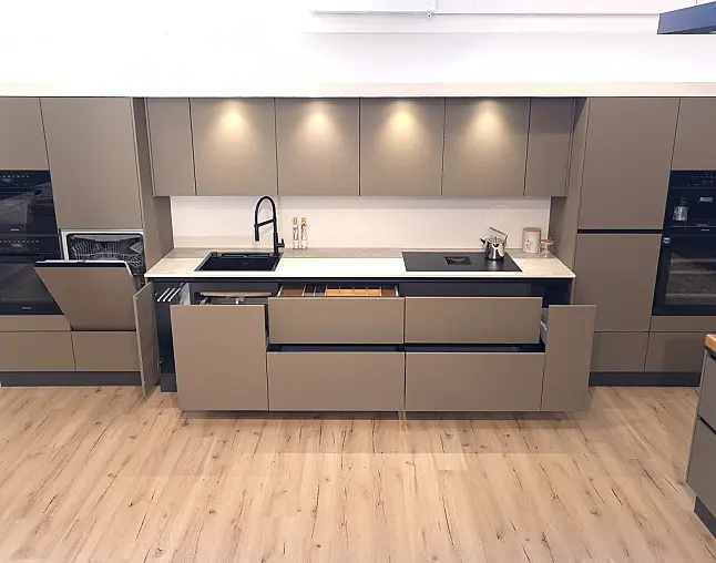 TOP-MIELE-GERÄTEAUSSTATTUNG mit Backofen, Dampfbackofen und Kaffeevollautomat! berbel Muldenlüfter mit permalyt-Filter &amp; Induktionskochfeld! Komfortabel höher platzierter Geschirrspüler! Weinklimaschrank &amp; großer Kühlschrank mit 4-Sterne-Gefrierfach!