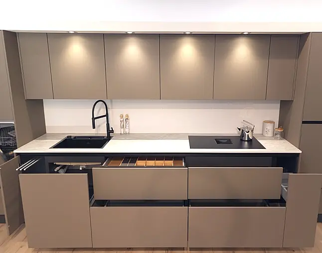 TOP-MIELE-GERÄTEAUSSTATTUNG mit Backofen, Dampfbackofen und Kaffeevollautomat! berbel Muldenlüfter mit permalyt-Filter &amp; Induktionskochfeld! Komfortabel höher platzierter Geschirrspüler! Weinklimaschrank &amp; großer Kühlschrank mit 4-Sterne-Gefrierfach!