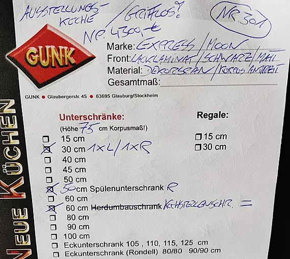 Ausstellungsküche/Grifflos/  Front schwarz / matt / Lacklaminat/