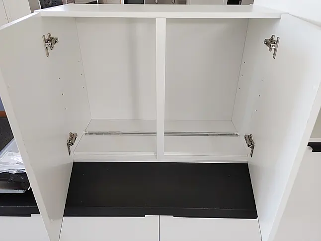wir haben noch teile vorrort  und können noch küchen usammenstellen aus der angegebenen  Front