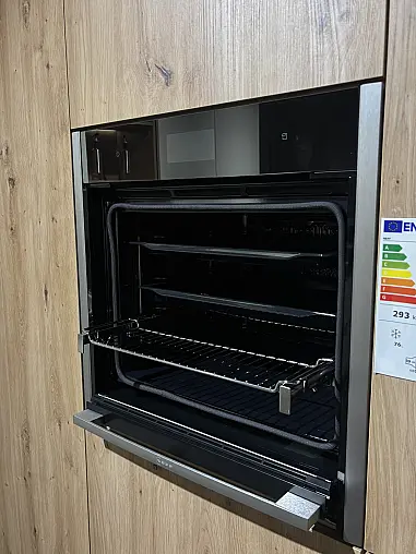 Elegante Küche mit Kochinsel, hochwertiger Quarzkomposit Arbeitsplatte + Zugangstür zu HWR