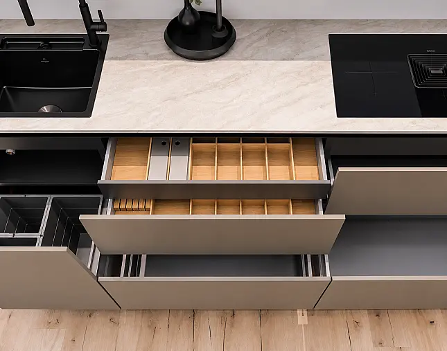 TOP-MIELE-GERÄTEAUSSTATTUNG mit Backofen, Dampfbackofen und Kaffeevollautomat! berbel Muldenlüfter mit permalyt-Filter &amp; Induktionskochfeld! Komfortabel höher platzierter Geschirrspüler! Weinklimaschrank &amp; großer Kühlschrank mit 4-Sterne-Gefrierfach!