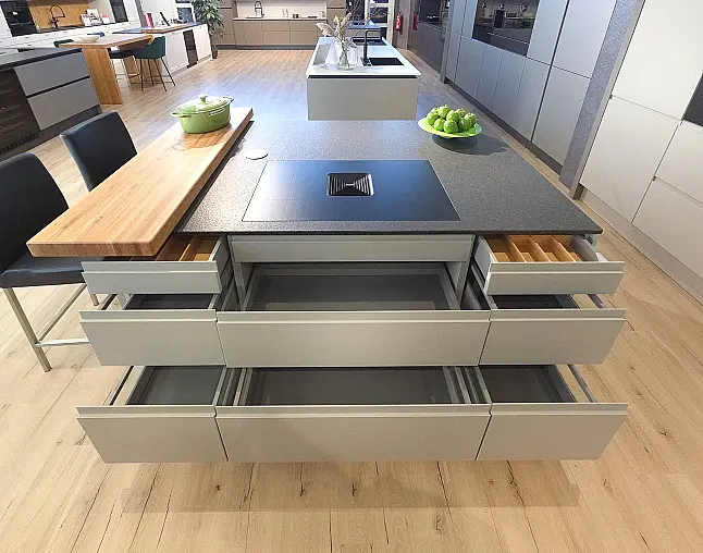 TOP GERÄTEAUSSTATTUNG! Pyrolyse-Backofen mit Kerntemperatursensor, Kombidampfgarer, Kaffeevollautomat, Wärmeschublade, berbel permalyt-Muldenlüfter mit Induktion, Kühlschrank mit Frische-Schubladen &amp; NoFrost-Gefrierer, 2-Zonen-Weinklimaschrank!