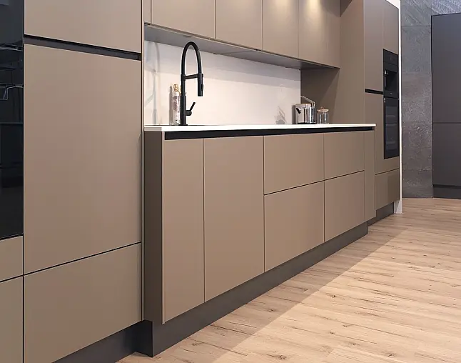 TOP-MIELE-GERÄTEAUSSTATTUNG mit Backofen, Dampfbackofen und Kaffeevollautomat! berbel Muldenlüfter mit permalyt-Filter &amp; Induktionskochfeld! Komfortabel höher platzierter Geschirrspüler! Weinklimaschrank &amp; großer Kühlschrank mit 4-Sterne-Gefrierfach!