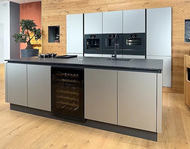 GAGGENAU-GERÄTE DER NEUESTEN GENERATION: Backofen mit Vollauszug&amp;Backstein + Kaffeevollautomat + Dampfbackofen + zwei Wärmeschubladen | Vakuumierer möglich | 2-Zonen-Weinklimaschrank und neuester berbel Muldenlüfter mit permalyt-Filter | Quooker möglich!