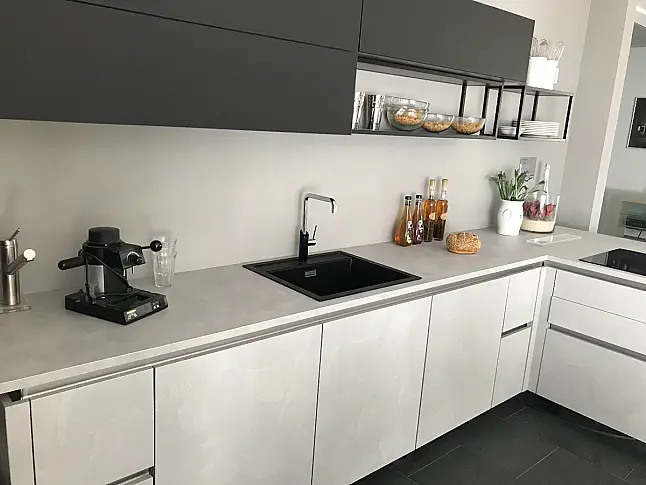 NOLTE MUSTERKÜCHE MATRIX 150 Manhattan beton hellgrau-Decor mit samtmattschwarz
