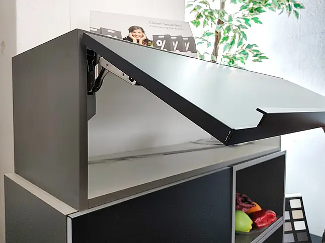 Top Ausstellungsküche / Front in Matt schwarz/ Lacklaminat / Nr.06