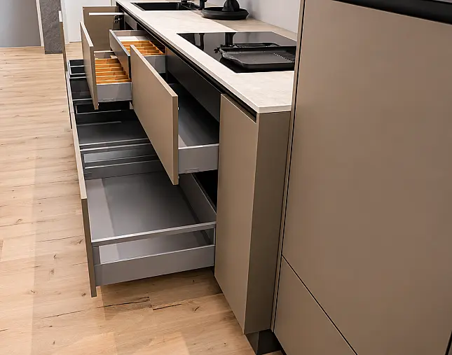 TOP-MIELE-GERÄTEAUSSTATTUNG mit Backofen, Dampfbackofen und Kaffeevollautomat! berbel Muldenlüfter mit permalyt-Filter &amp; Induktionskochfeld! Komfortabel höher platzierter Geschirrspüler! Weinklimaschrank &amp; großer Kühlschrank mit 4-Sterne-Gefrierfach!