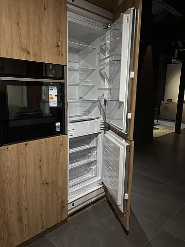 Elegante Küche mit Kochinsel, hochwertiger Quarzkomposit Arbeitsplatte + Zugangstür zu HWR