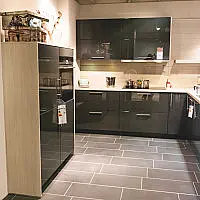 moderne EInbauküche in Berglärche Natur NB/ Lavaschwarz Hochglanz