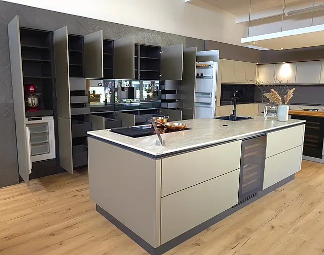 TOP-AKTUELLE HIGH-END GERÄTEAUSSTATTUNG VON GAGGENAU: Backofen mit 300°C -Backstein + separater Dampfbackofen (beide  mit Kerntemperatursensor) + Kaffeeautomat + Wärmeschublade + Vakuumierer! berbel Muldenlüfter mit Infinity-Kochfeld u. permalyt-Filter!