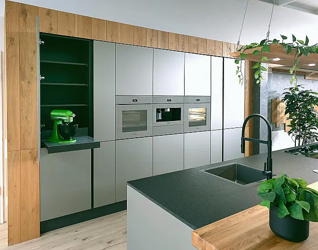 Miele Combi-Dampfgarer m. HydroClean + Backofen m. Kernthermometer, Klimagaren &amp; Pyrolyse + Kaffeeautomat + Wärmeschublade + Gefrierer + XL-Kühlschrank m. Frischschubladen + Geschirrspüler. berbel Muldenlüfter m. Indukt. &amp; permalyt. 2Zonen-Weinkühlschrank