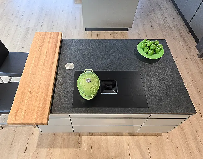 TOP GERÄTEAUSSTATTUNG! Pyrolyse-Backofen mit Kerntemperatursensor, Kombidampfgarer, Kaffeevollautomat, Wärmeschublade, berbel permalyt-Muldenlüfter mit Induktion, Kühlschrank mit Frische-Schubladen &amp; NoFrost-Gefrierer, 2-Zonen-Weinklimaschrank!