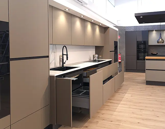 TOP-MIELE-GERÄTEAUSSTATTUNG mit Backofen, Dampfbackofen und Kaffeevollautomat! berbel Muldenlüfter mit permalyt-Filter &amp; Induktionskochfeld! Komfortabel höher platzierter Geschirrspüler! Weinklimaschrank &amp; großer Kühlschrank mit 4-Sterne-Gefrierfach!