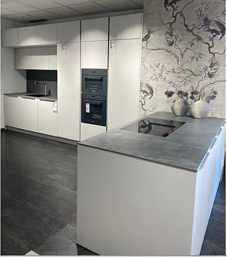 Zurückhaltende Küche in Laser Soft satin mit edler Griffleiste Metall edelstahlfarben, Backofen und Dampfgarer/W